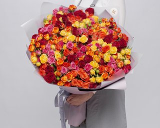 Букет из 51 кустовой розы яркий микс 60-70 см (Кения) в упаковке  small - 3