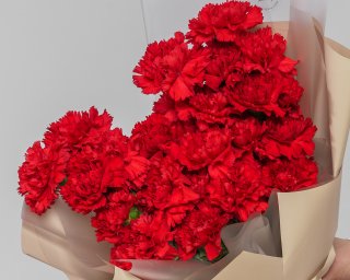 Букет из 25 красных гвоздик в стильной упаковке  small - 4