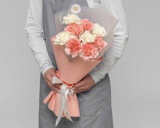 Букет из 9 розовых и белых гвоздик в стильной упаковке  small - 3
