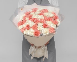Букет из 51 розовой и белой гвоздики в стильной упаковке  small - 2