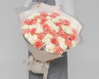 Букет из 51 розовой и белой гвоздики в стильной упаковке  small - 3