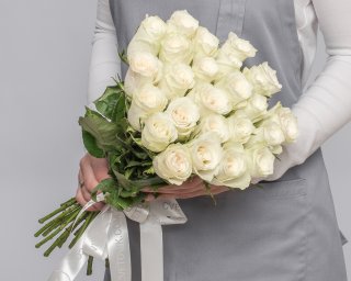 Букет из 25 белых роз (Кения) 35-40 см под ленту  small - 2