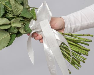 Букет из 25 белых роз (Кения) 35-40 см под ленту  small - 4