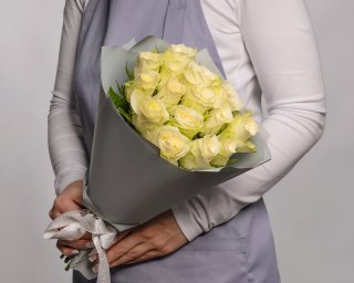 Букет из 15 белых роз 35-40 см (Кения) в упаковке  small - 2