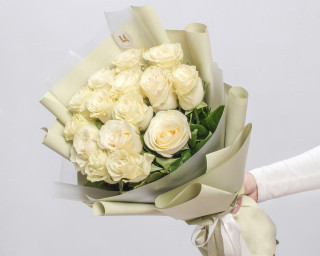 Букет из 15 белых роз 40-50 см (Эквадор) в стильной упаковке  small - 1