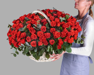 Корзина цветов из 201 розы 50-60 см (Россия) с эвкалиптом  small - 1