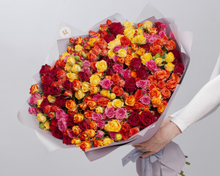 Букет из 51 кустовой розы яркий микс 60-70 см (Кения) в упаковке  small - 1