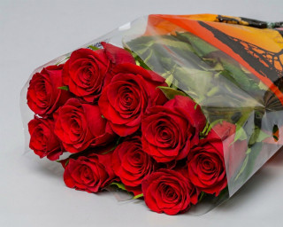 Пачка из 10 красных роз (Кения) 35-40 см  small - 1