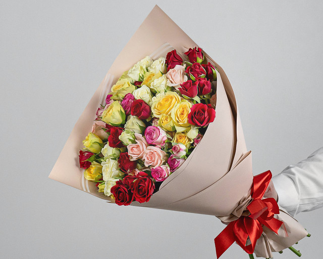Букет из кустовых роз (Кения) 40 см микс в упаковке      15 шт - 1
