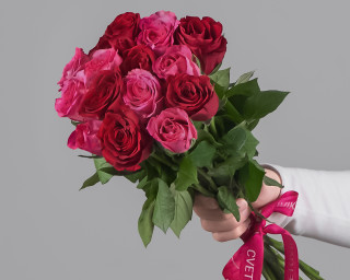 Букет из красных и розовых роз (Кения) 35-40 см под ленту     15 шт small - 1