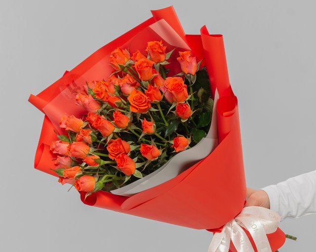 Букет из оранжевых кустовых роз (Россия) 50 см в упаковке    7 шт - 1