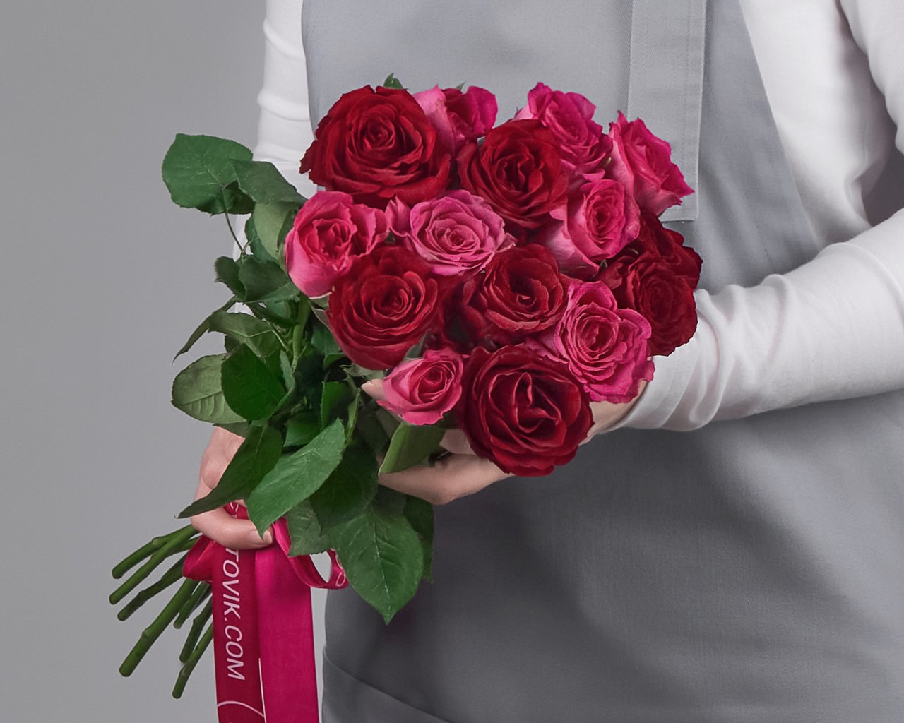 Букет из красных и розовых роз (Кения) 35-40 см под ленту     15 шт - 2