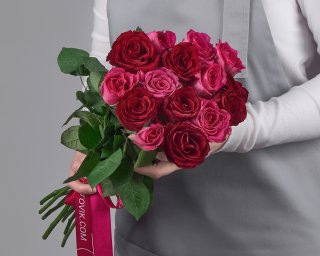 Букет из красных и розовых роз (Кения) 35-40 см под ленту     15 шт small - 2