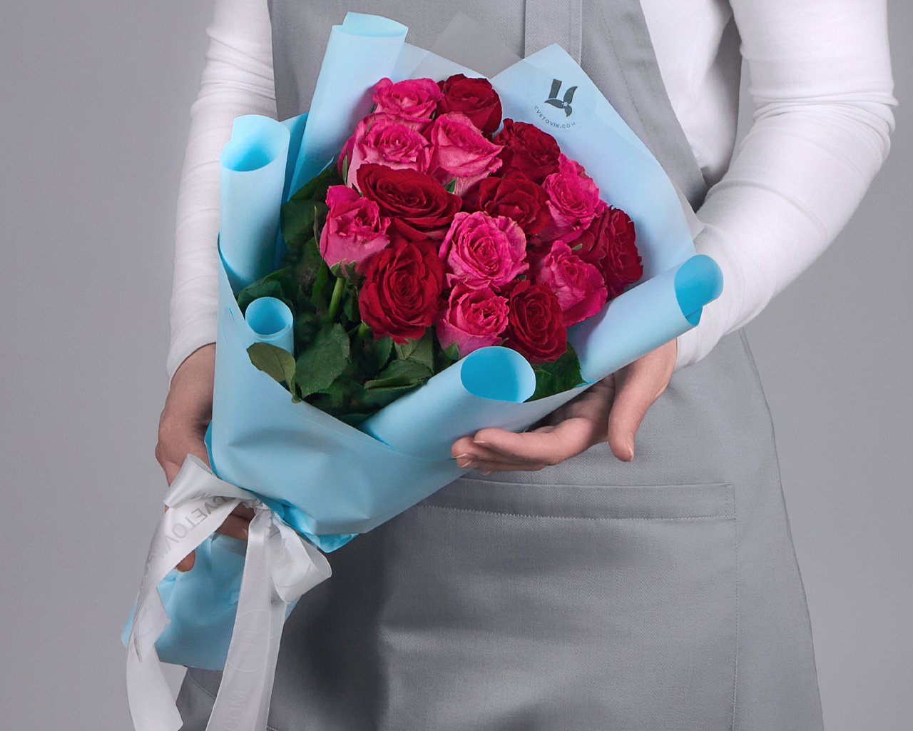 Букет из красных и розовых роз (Кения) 35-40 см в упаковке 15 шт - 2