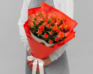 Букет из оранжевых кустовых роз (Кения) 50 см в упаковке small - 3