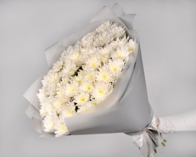 Букет из 11 белых кустовых хризантем в стильной упаковке  - 1